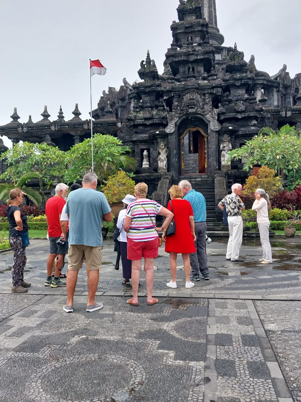 Kunjungan City Tour Wisatawan dari kapal Paul Gauguin ke Kota Denpasar