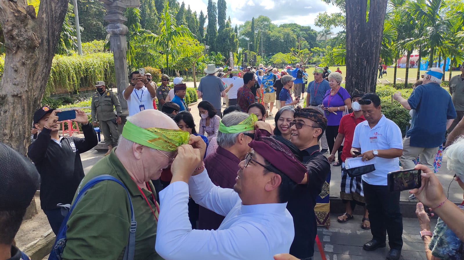 WISATAWAN KAPAL PESIAR VIKING ORION KUNJUNGI KESANGA FESTIVAL