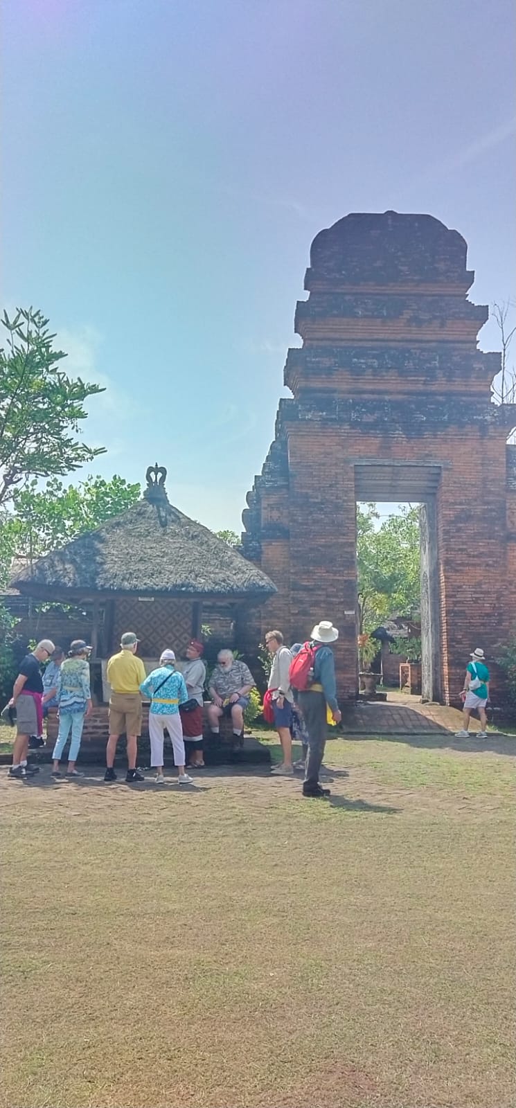 KUNJUNGAN WISMAN CRUISE ASIA DI PURI JROKUTA DAN MAOSPAHIT