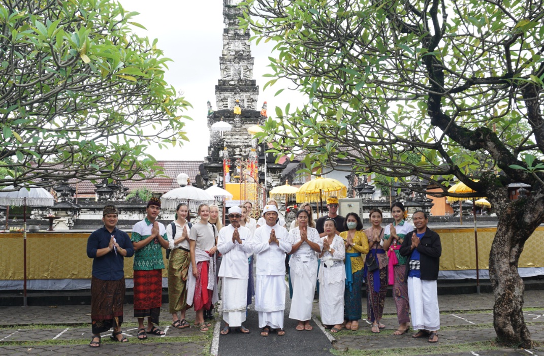 Mahasiswa IDB Summer School Kunjungi Pura Jagatnatha dan Museum Bali 