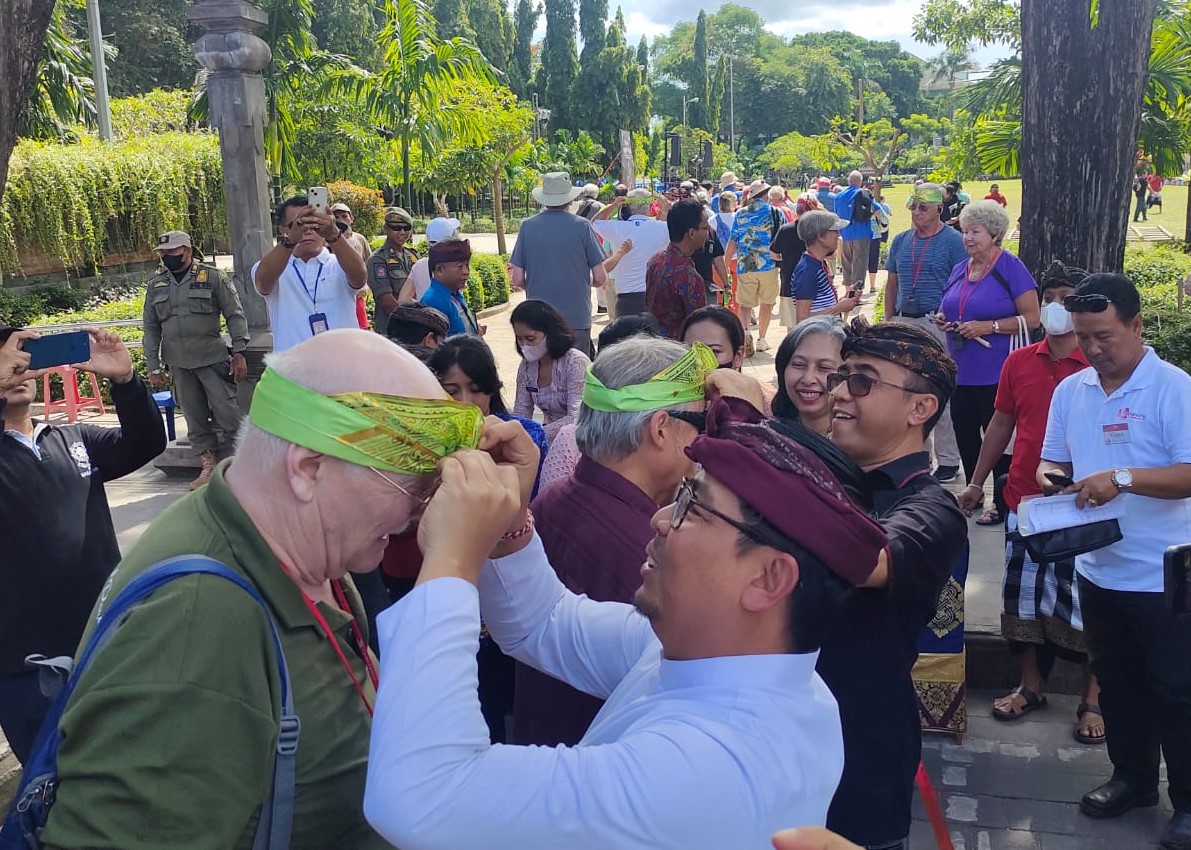 RATUSAN WISATAWAN KAPAL PESIAR VIKING ORION KUNJUNGI KESANGA FESTIVAL