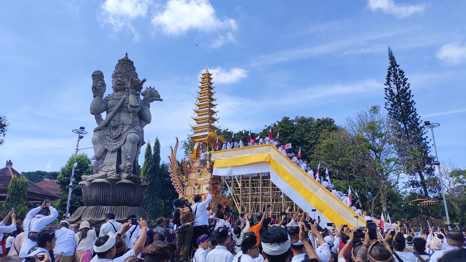 Bade Tumpang Solas mengiringi Pelebon Raja Denpasar IX 